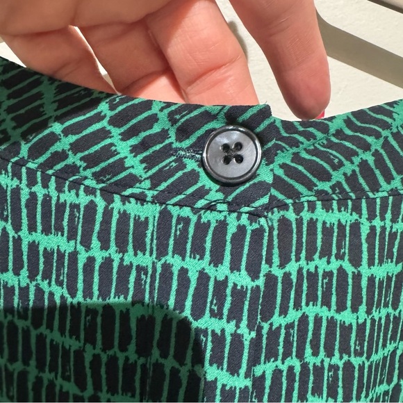 Banana Republic Factory Green Pattern Blouse. Size Medium - Picture 7 of 8